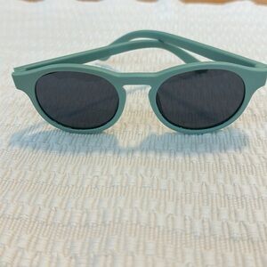Babiators Original Mint To Be keyhole sunglasses. Ages 6+. Lightly worn.